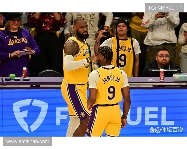 詹姆斯领衔湖人对决精彩赛事回顾与分析
